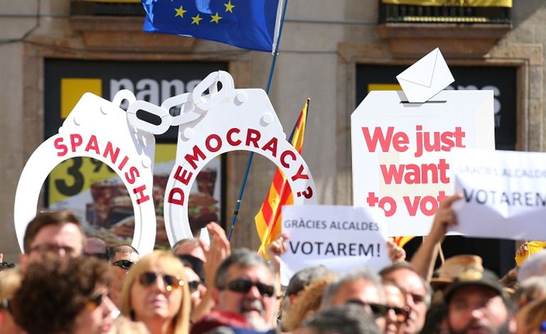 رؤساء بلديات كتالونيا يرفعون العصيان في وجه إسبانيا- رويترز