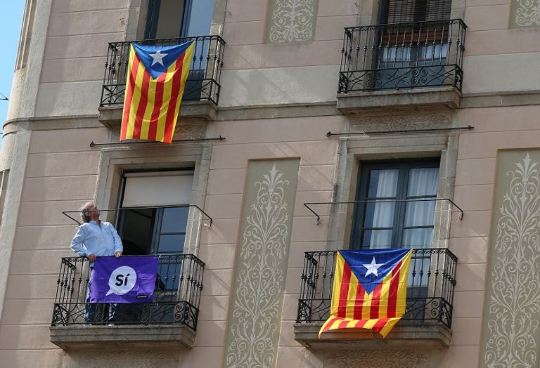 رؤساء بلديات كتالونيا يرفعون العصيان في وجه إسبانيا- رويترز