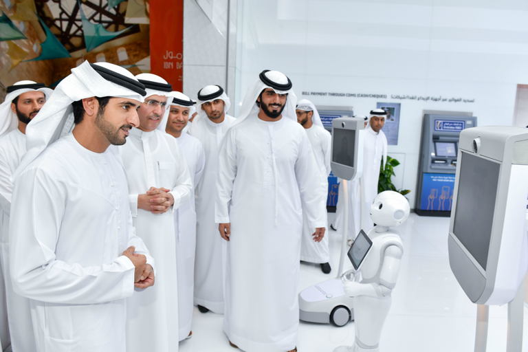 حمدان بن محمد خلال تدشينه مركز المستقبل لإسعاد المتعاملين 