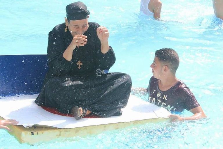 الألعاب المائية تعيد البسمة لمرضى ومسنين بصعيد مصر