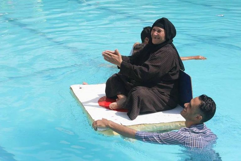 الألعاب المائية تعيد البسمة لمرضى ومسنين بصعيد مصر
