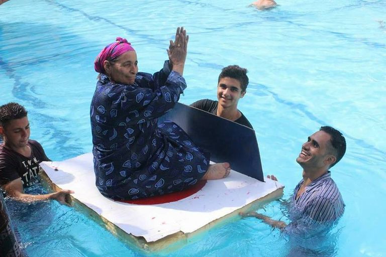 الألعاب المائية تعيد البسمة لمرضى ومسنين بصعيد مصر