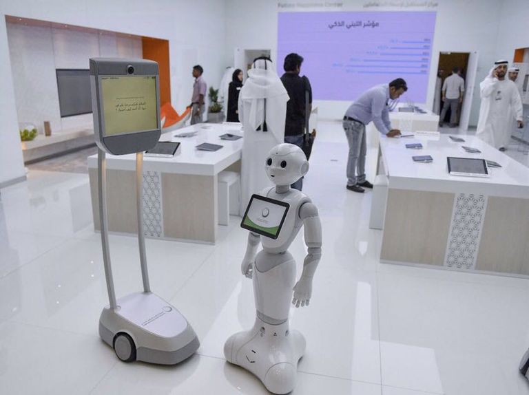 حمدان بن محمد خلال تدشينه مركز المستقبل لإسعاد المتعاملين 