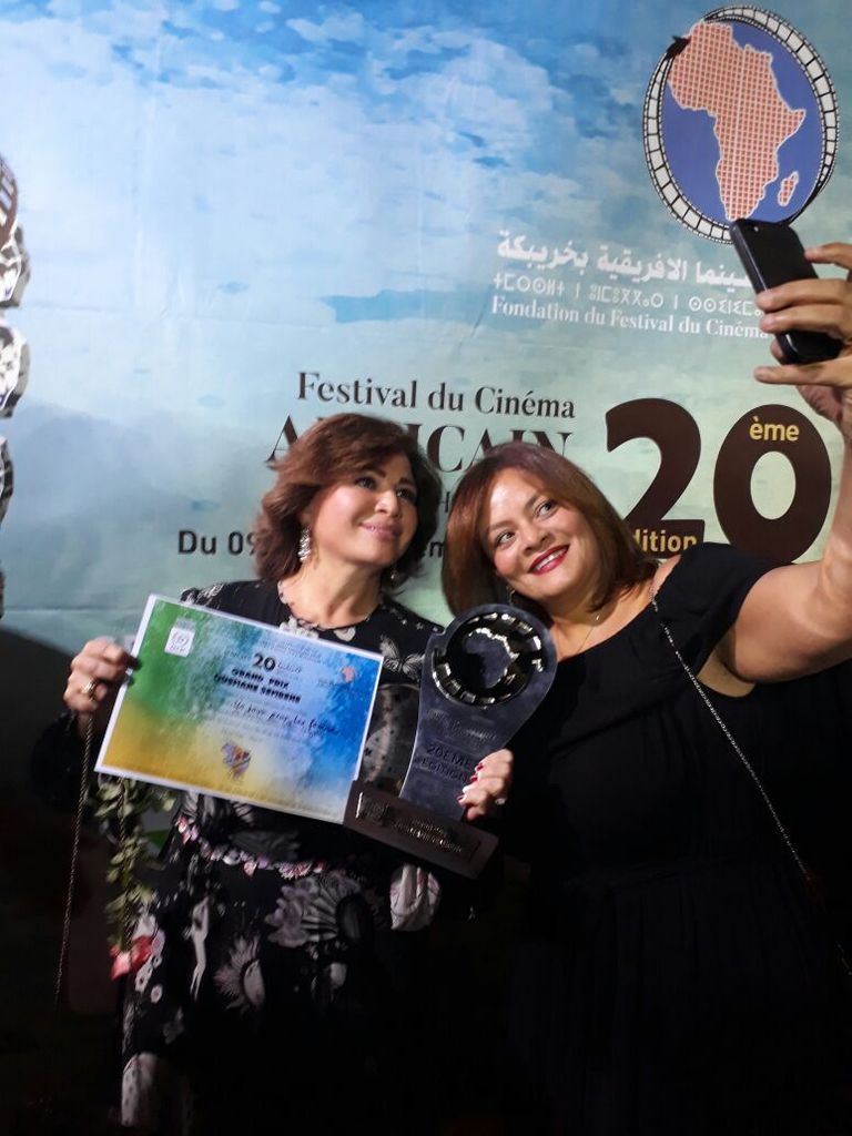 إلهام شاهين وكاملة أبوذكري تحملان الجائزة