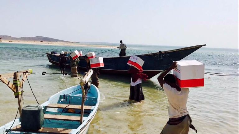 مساعدات الهلال الأحمر الإماراتي لأهالي اليمن (أرشيفية)