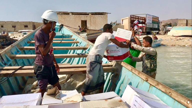 مساعدات الهلال الأحمر الإماراتي لأهالي اليمن (أرشيفية)