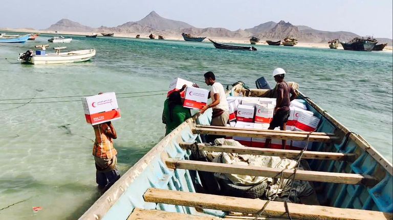 مساعدات الهلال الأحمر الإماراتي لأهالي اليمن (أرشيفية)