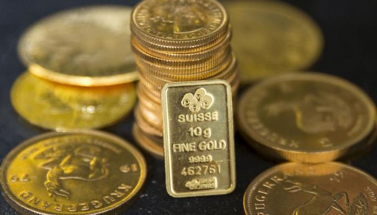 الذهب يتراجع لأدنى مستوى منذ أسبوعين مع ارتفاع الدولار