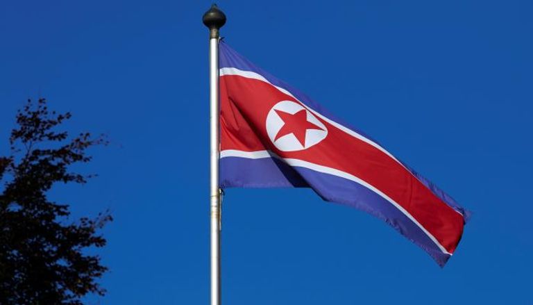 علم كوريا الشمالية على إحدى سفاراتها في أوروبا (روتيرز)