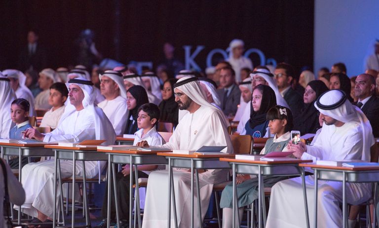 الشيخ محمد بن راشد آل مكتوم يتحدث لأحد الأطفال