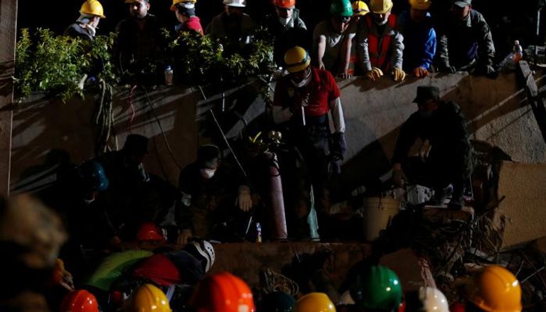 البحث عن طالب أسفل أنقاض مبنى ضربه الزلزال المدمر