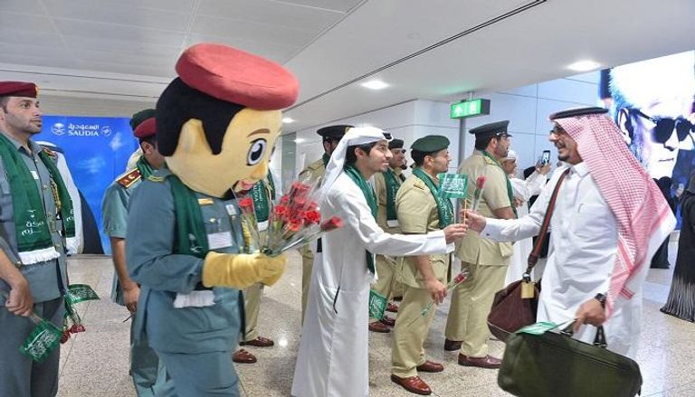 استقبال السعوديين بالورود في مطارات دبي 