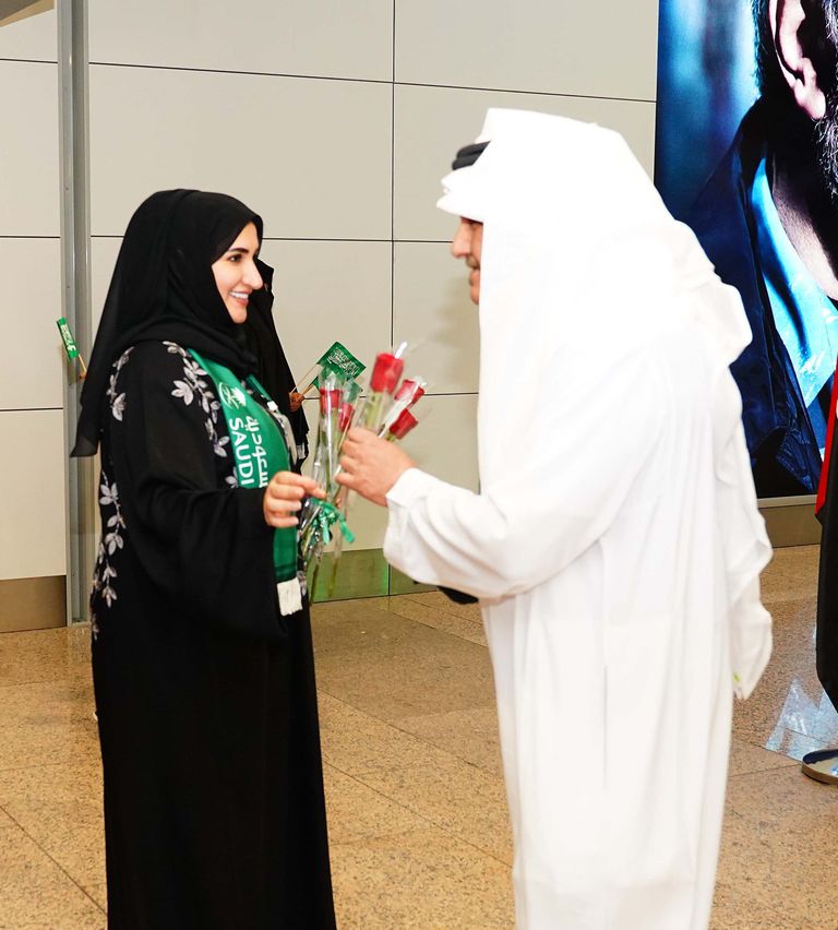 استقبال السعوديين بالورود في مطارات دبي