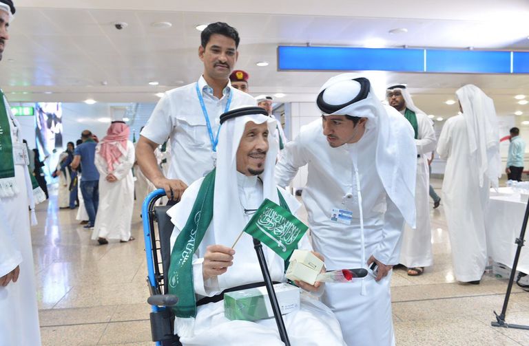 استقبال السعوديين بالورود في مطارات دبي