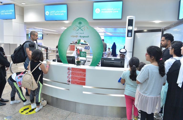 استقبال السعوديين بالورود في مطارات دبي
