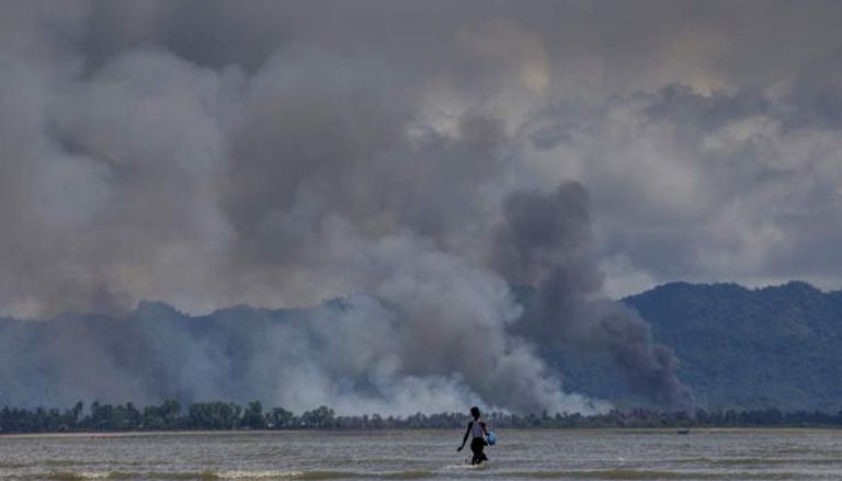 الدخان يتصاعد في ميانمار ويمكن رؤيته من بلدة ساحلية في بنجلاديش 