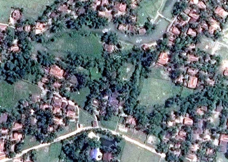 الدخان يتصاعد في ميانمار ويمكن رؤيته من بلدة ساحلية في بنجلاديش