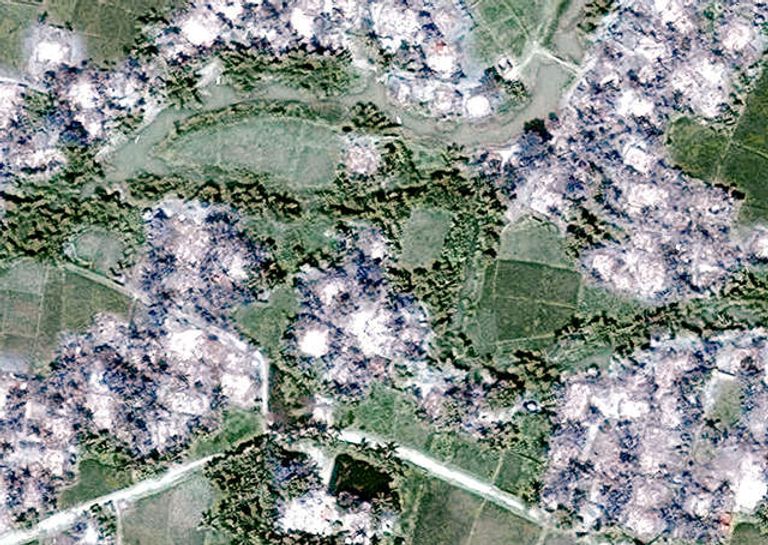 الدخان يتصاعد في ميانمار ويمكن رؤيته من بلدة ساحلية في بنجلاديش