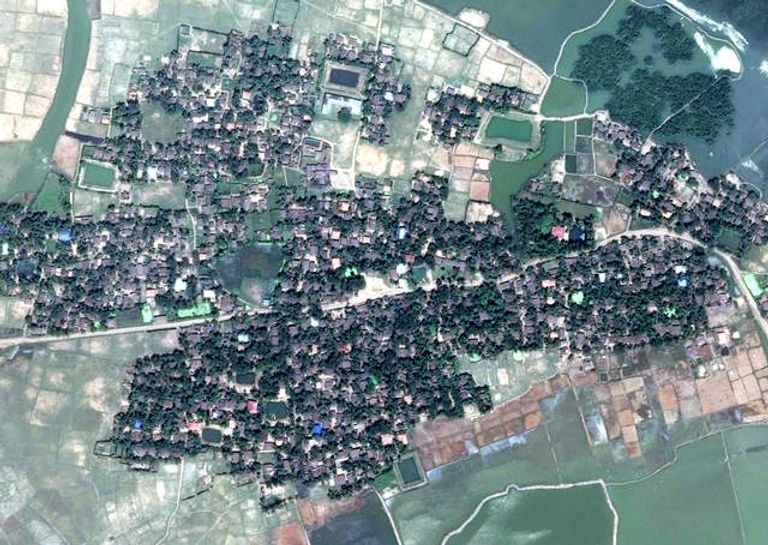 الدخان يتصاعد في ميانمار ويمكن رؤيته من بلدة ساحلية في بنجلاديش