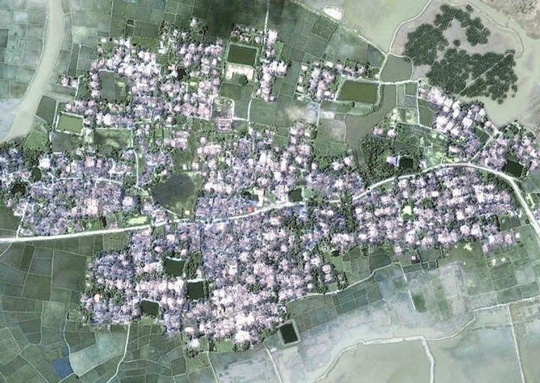 الدخان يتصاعد في ميانمار ويمكن رؤيته من بلدة ساحلية في بنجلاديش