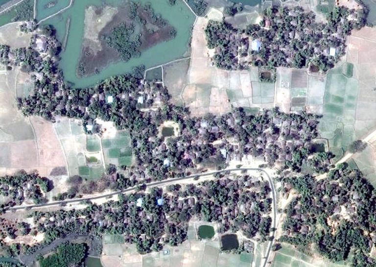 الدخان يتصاعد في ميانمار ويمكن رؤيته من بلدة ساحلية في بنجلاديش