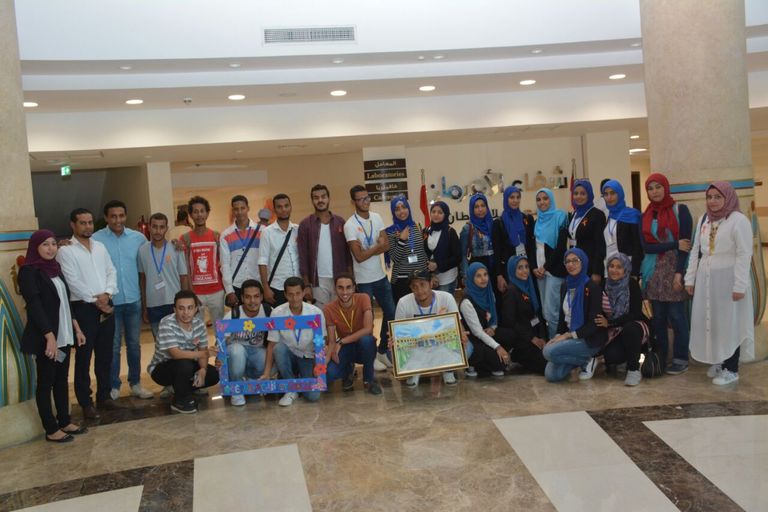 وفد طلابي يرسم البهجة على وجوه مرضى مستشفى الأورمان للسرطان بالأقصر
