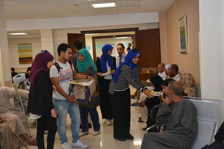 وفد طلابي يرسم البهجة على وجوه مرضى مستشفى الأورمان للسرطان بالأقصر
