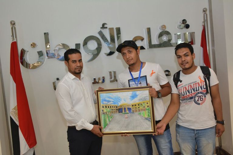 وفد طلابي يرسم البهجة على وجوه مرضى مستشفى الأورمان للسرطان بالأقصر