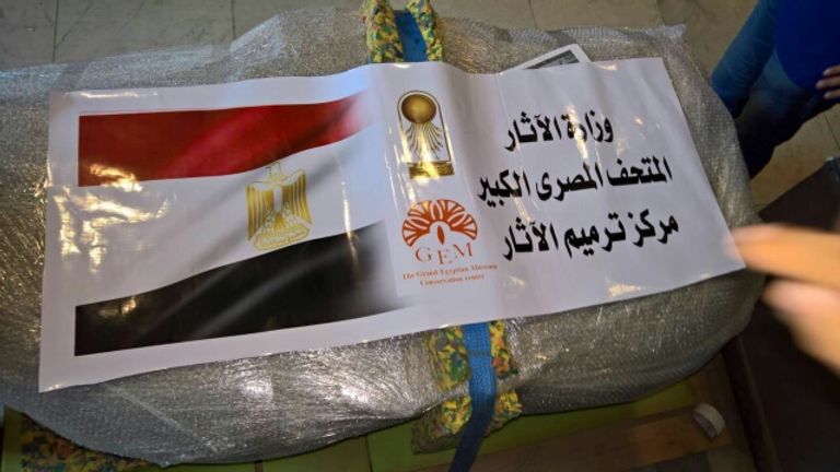 انتقال لعدد من التماثيل الأثرية للمتحف المصري الكبير