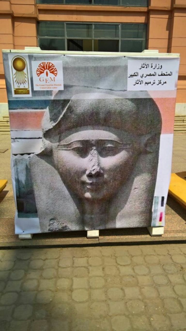 انتقال لعدد من التماثيل الأثرية للمتحف المصري الكبير