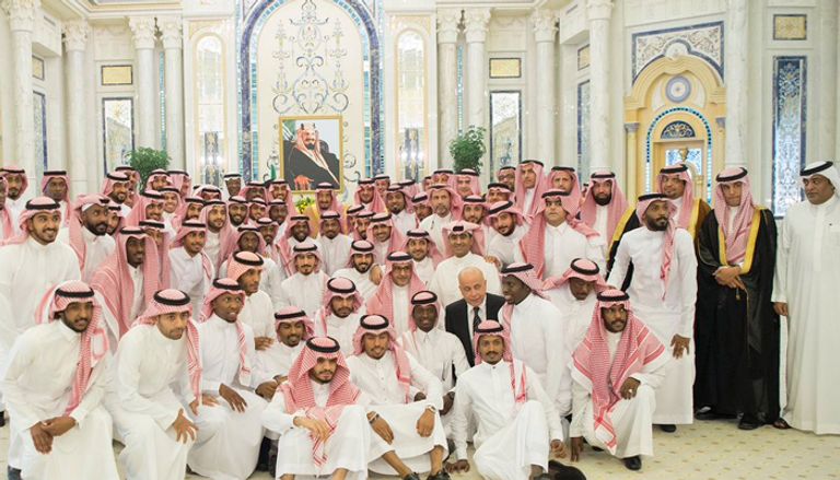 استقبال الملك سلمان للاعبي الأخضر الملك سلمان ونجوم الأخضر