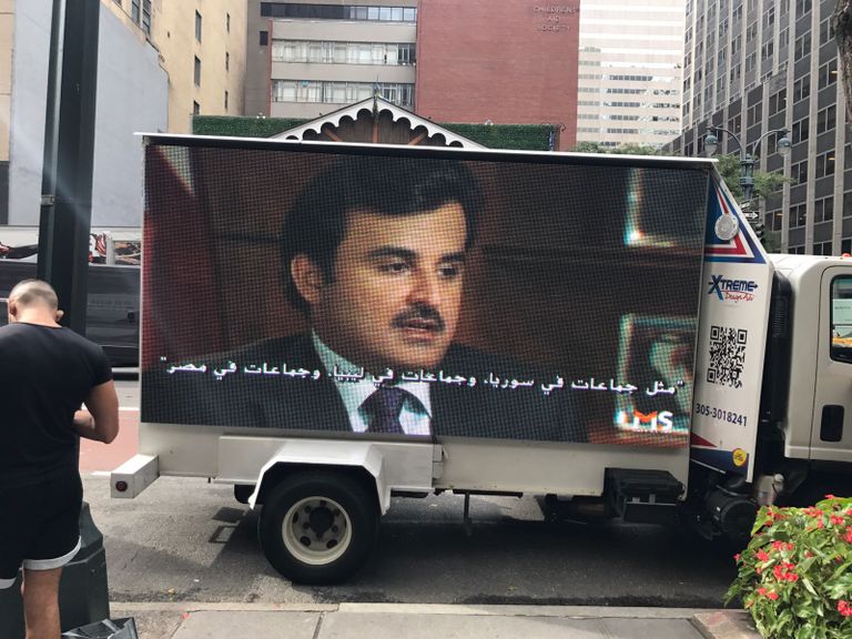 سيارات بشاشات عملاقة تفضح الإرهاب القطري بنيويورك