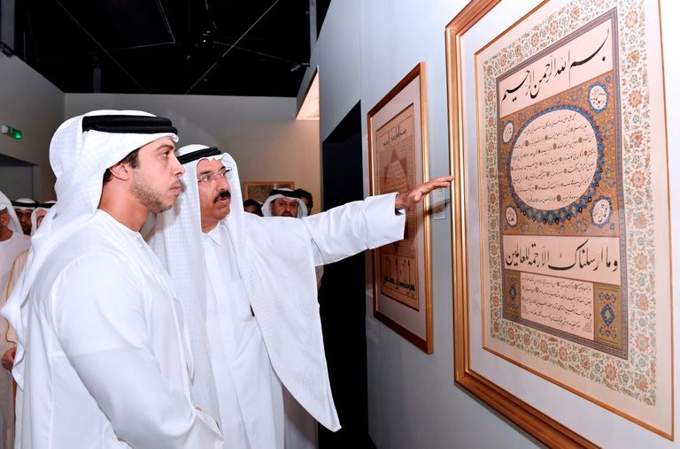 الشيخ منصور بن زايد مفتتحاً معرض