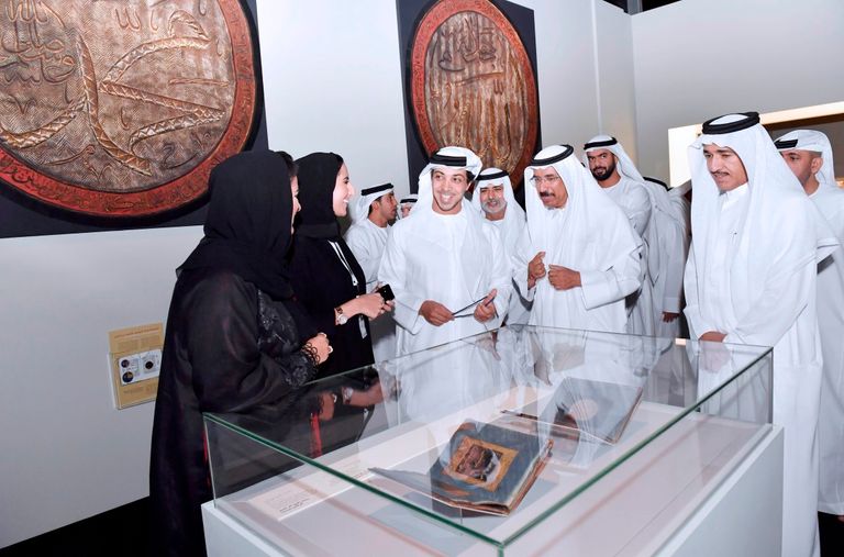 الشيخ منصور بن زايد مفتتحاً معرض