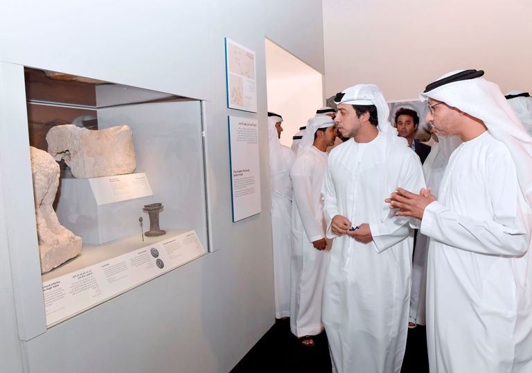الشيخ منصور بن زايد مفتتحاً معرض