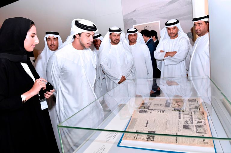 الشيخ منصور بن زايد مفتتحاً معرض 