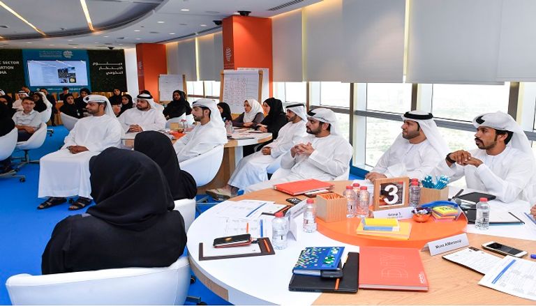 الشيخ محمد بن راشد يلتقي منتسبي دبلوم الابتكار