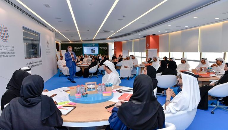 الشيخ محمد بن راشد يلتقي منتسبي دبلوم الابتكار