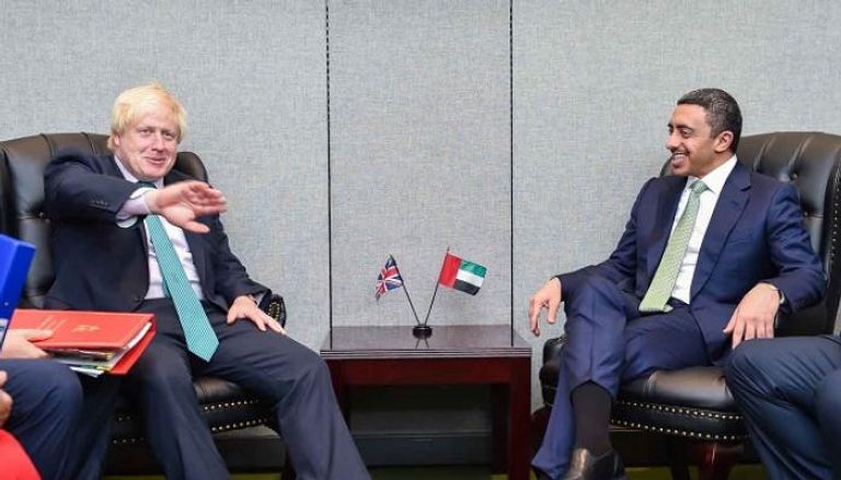 الشيخ عبد الله بن زايد آل نهيان أثناء لقاء وزير الخارجية البريطاني