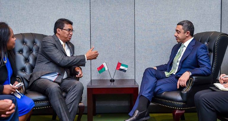 الشيخ عبد الله بن زايد آل نهيان أثناء لقاء وزير الخارجية البريطاني