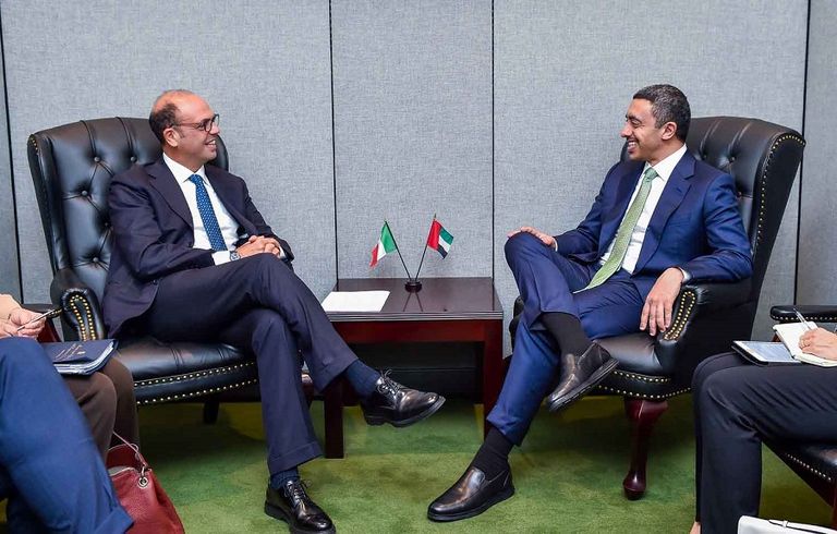 الشيخ عبد الله بن زايد آل نهيان أثناء لقاء وزير الخارجية البريطاني