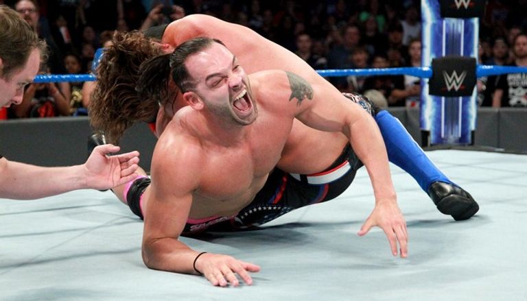 الحكم يعلن فوز إيه جيه ستايلز