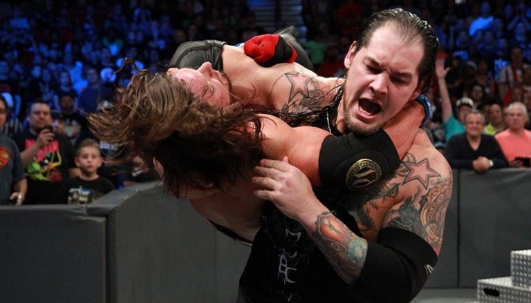 الحكم يعلن فوز إيه جيه ستايلز