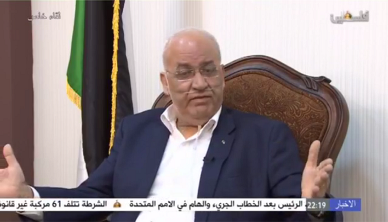 صائب عريقات أثناء مخاطبته للفلسطينيين عبر التلفزيون الرسمي 