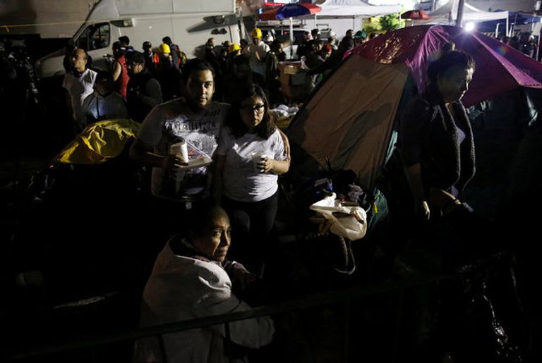 البحث عن ناجين في زلزال المكسيك