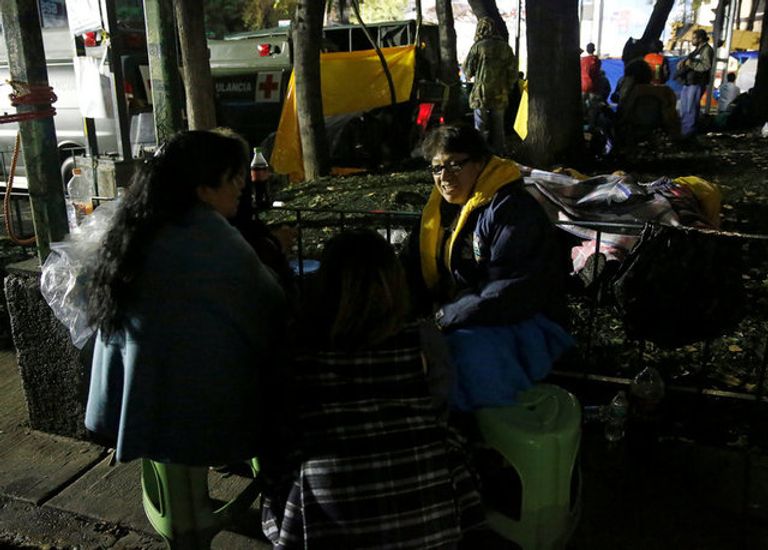 البحث عن ناجين في زلزال المكسيك