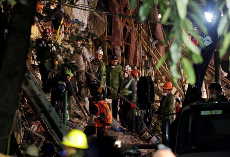 البحث عن ناجين في زلزال المكسيك