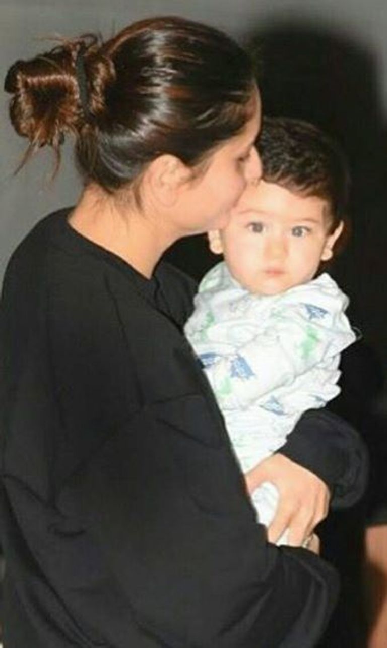 بالصور.. كارينا كابور وابنها تيمور في زيارة للجدة