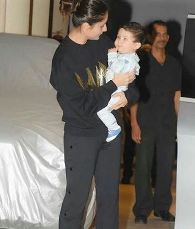 بالصور.. كارينا كابور وابنها تيمور في زيارة للجدة