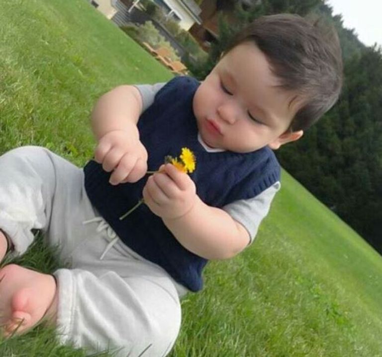 بالصور.. كارينا كابور وابنها تيمور في زيارة للجدة